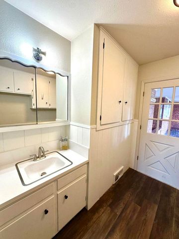 819 Holliday Drive, Plainview, TX 79072