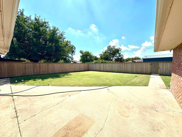 819 Holliday Drive, Plainview, TX 79072