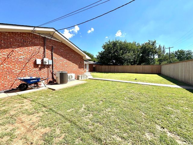 819 Holliday Drive, Plainview, TX 79072