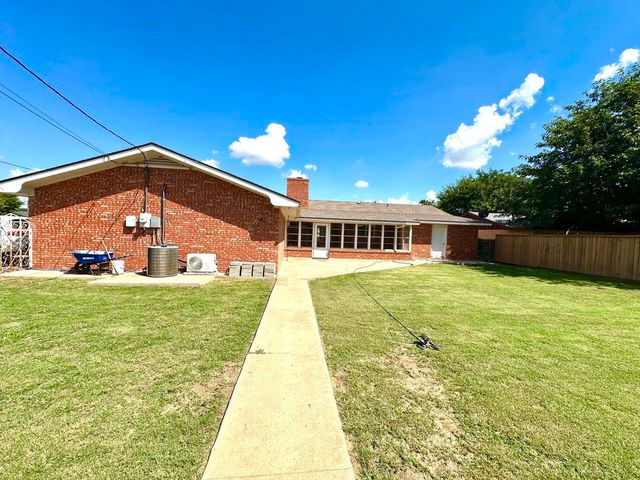 819 Holliday Drive, Plainview, TX 79072