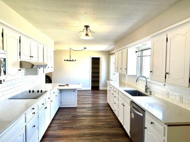 819 Holliday Drive, Plainview, TX 79072