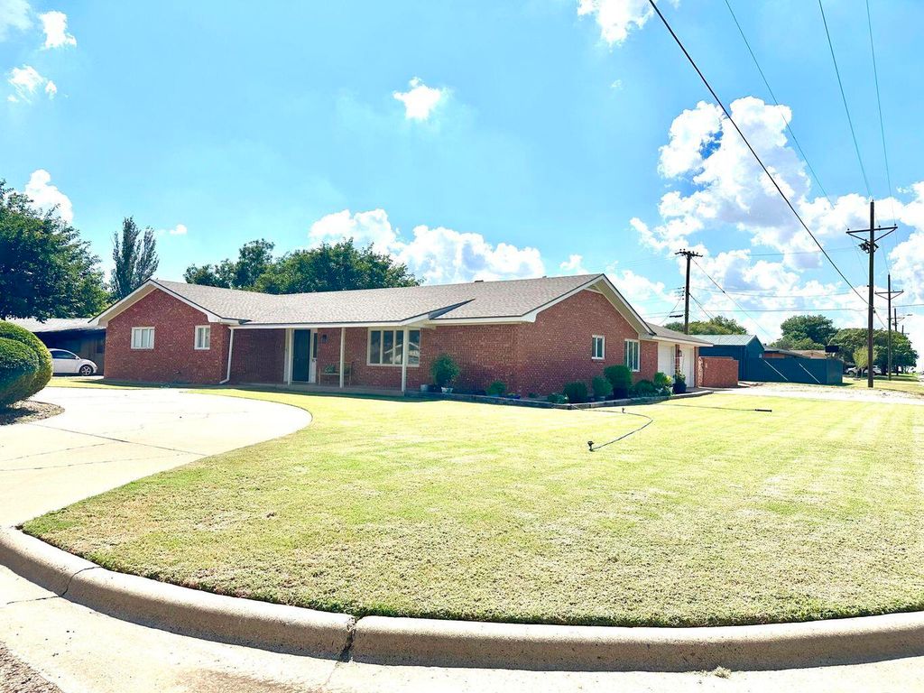 819 Holliday Drive, Plainview, TX 79072