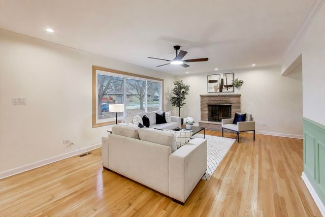 403 Dalton Avenue, Mundelein, IL 60060