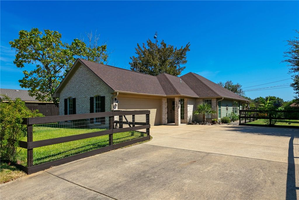 703 Meadow Brook Drive, Caldwell, TX 77836 — exterior