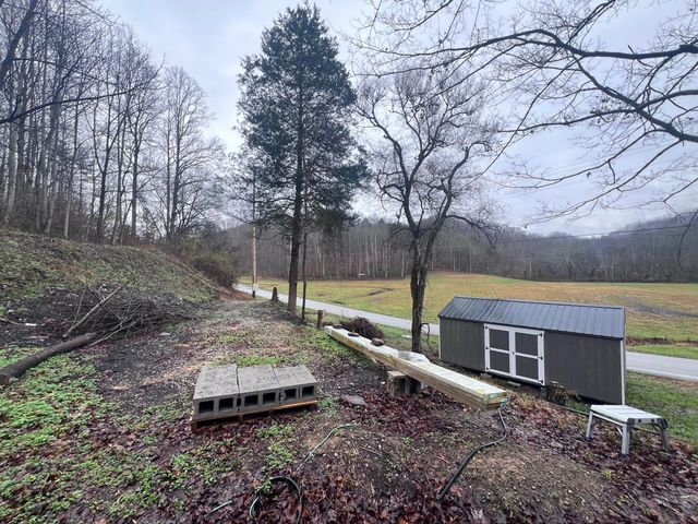 51 Houston Broughton Road, Flat Lick, KY 40935