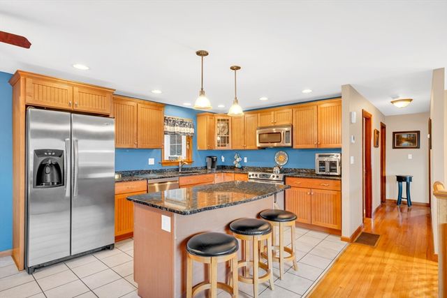 88 Whitehall Rd, Amesbury, MA 01913