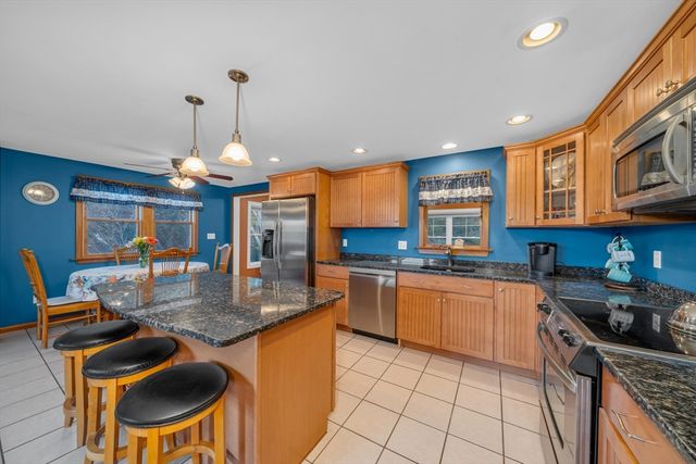88 Whitehall Rd, Amesbury, MA 01913