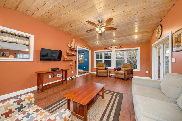 88 Whitehall Rd, Amesbury, MA 01913
