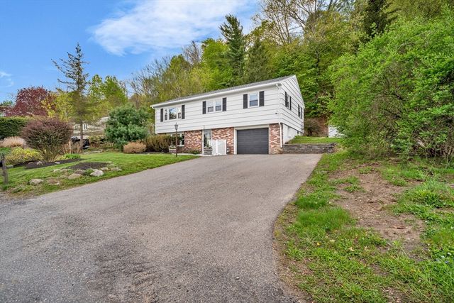 88 Whitehall Rd, Amesbury, MA 01913