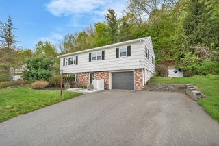 88 Whitehall Rd, Amesbury, MA 01913