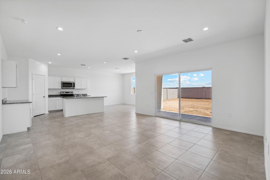 Image 10 of property listing at 1565 E CURRIER Drive E, Casa Grande, AZ 85122