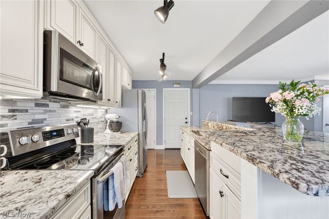 24024 E Oakland Road, Bay Village, OH 44140