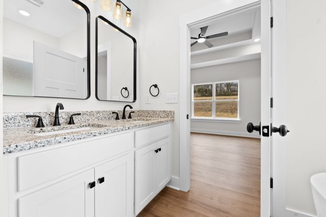 288 Woodland Creek Dr, Mcminnville, TN 37110