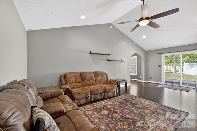 1590 Mayfair Drive, Conover, NC 28613