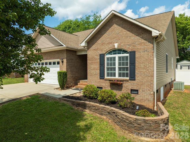 1590 Mayfair Drive, Conover, NC 28613