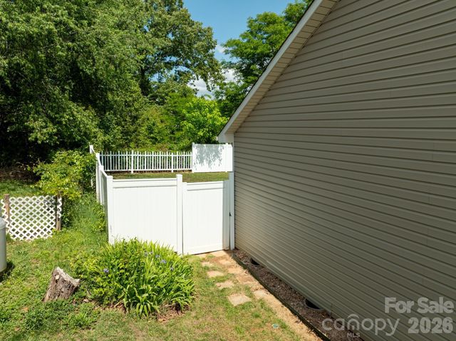 1590 Mayfair Drive, Conover, NC 28613
