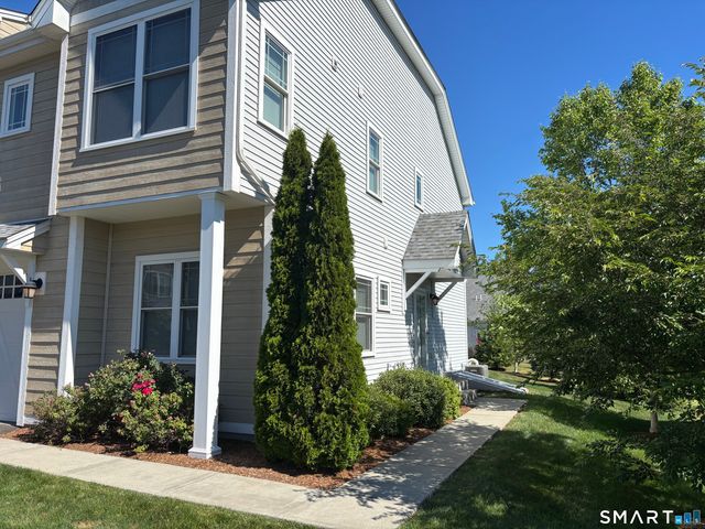 11 Bleeker Circle 11, North Haven, CT 06473