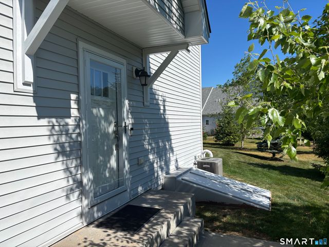 11 Bleeker Circle 11, North Haven, CT 06473