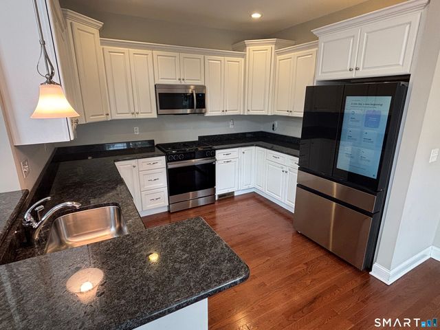 11 Bleeker Circle 11, North Haven, CT 06473