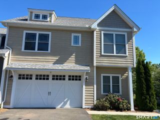 11 Bleeker Circle 11, North Haven, CT 06473