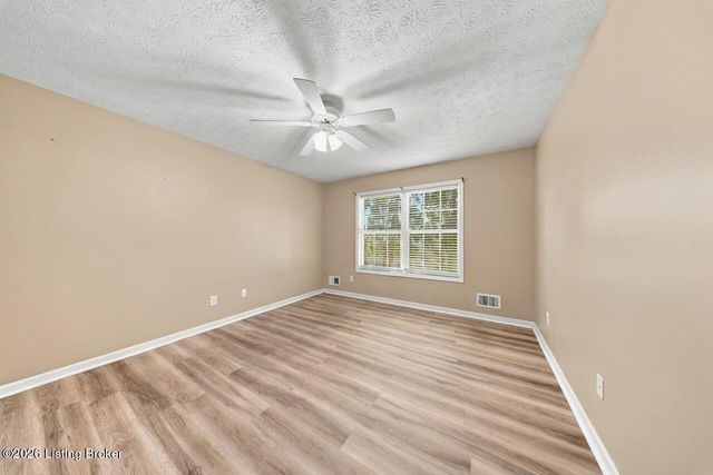 354 Bentwood Dr, Shepherdsville, KY 40165