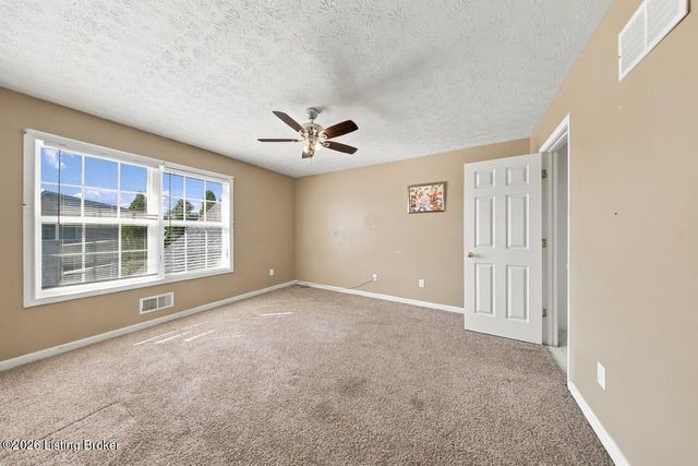 354 Bentwood Dr, Shepherdsville, KY 40165