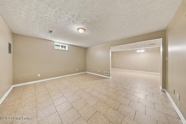 354 Bentwood Dr, Shepherdsville, KY 40165