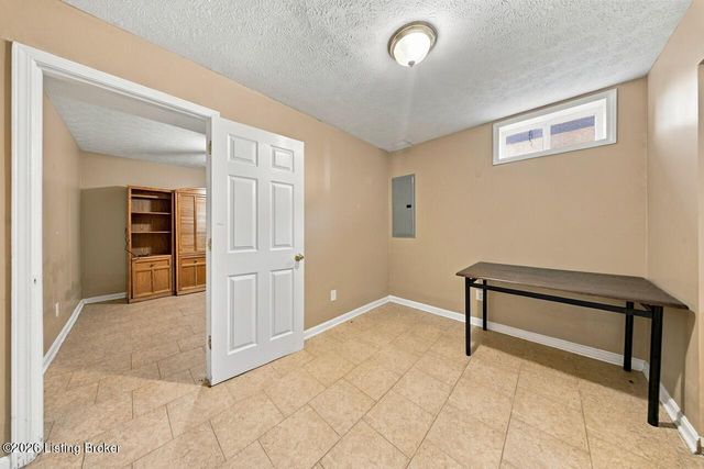 354 Bentwood Dr, Shepherdsville, KY 40165