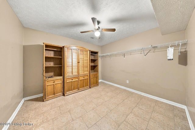 354 Bentwood Dr, Shepherdsville, KY 40165