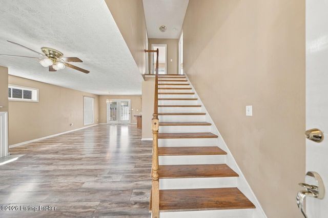 354 Bentwood Dr, Shepherdsville, KY 40165