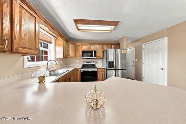 354 Bentwood Dr, Shepherdsville, KY 40165