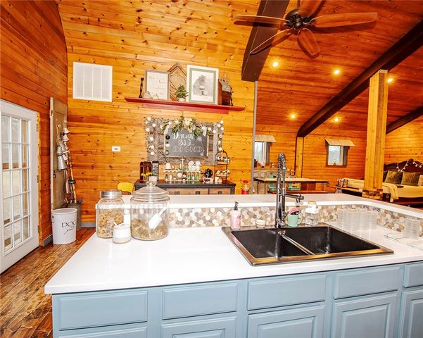 3713 Madison 8715, Huntsville, AR 72740