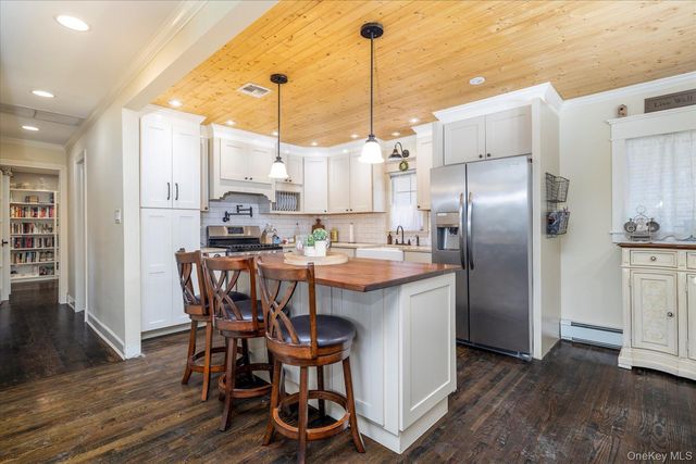 406 Jefferson Street, Franklin Square, NY 11010