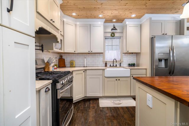 406 Jefferson Street, Franklin Square, NY 11010