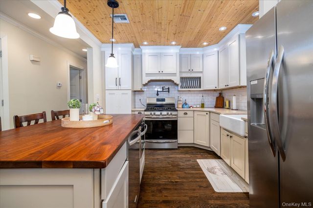 406 Jefferson Street, Franklin Square, NY 11010