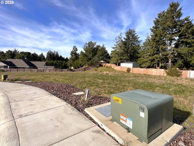 1090 PARK Pl, Coos Bay, OR 97420