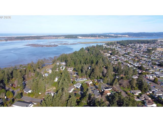 1090 PARK Pl, Coos Bay, OR 97420