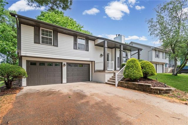 2204 NE Chipman Road, Lee's Summit, MO 64086