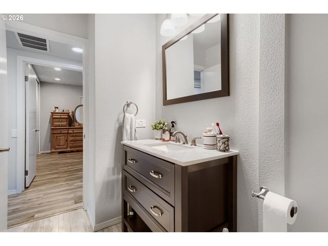 10570 Sw CENTURY OAK Dr, Portland, OR 97224