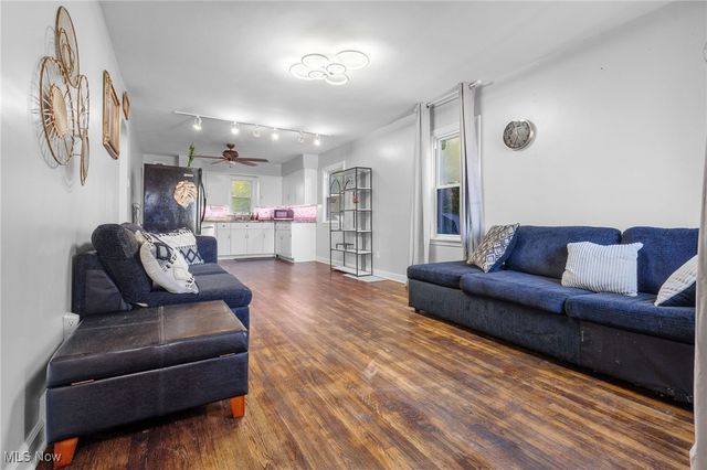 1861 S Main Street, Akron, OH 44301