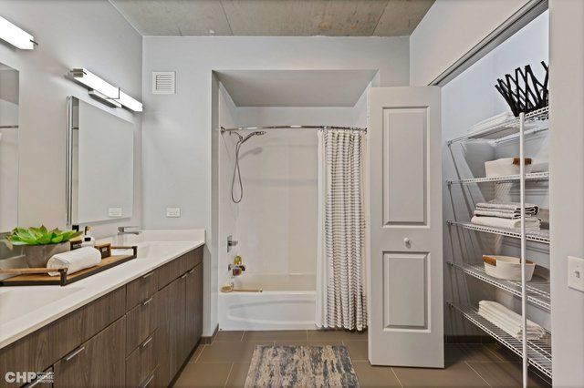 1025 W Addison Street 535, Chicago, IL 60613