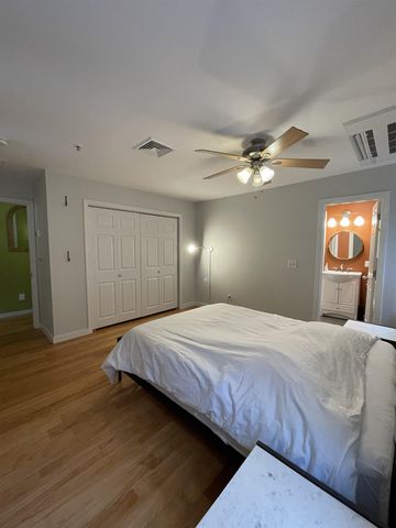 230 College St Apt 8, Burlington, VT 05401