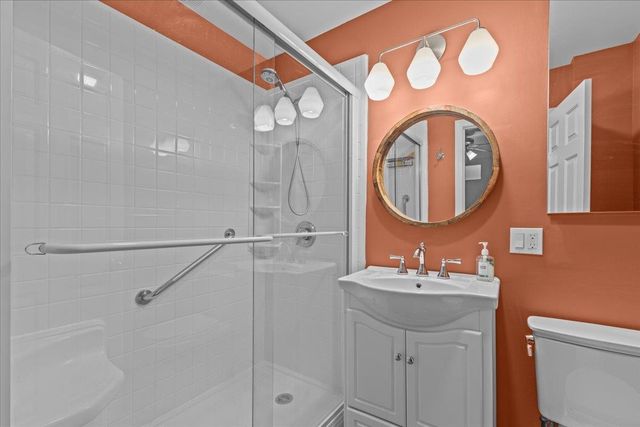 230 College St Apt 8, Burlington, VT 05401