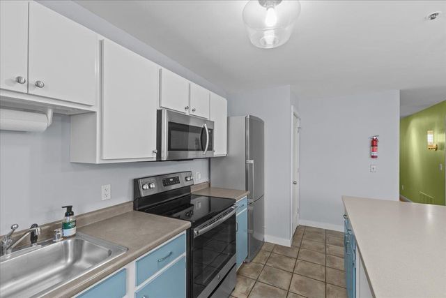 230 College St Apt 8, Burlington, VT 05401