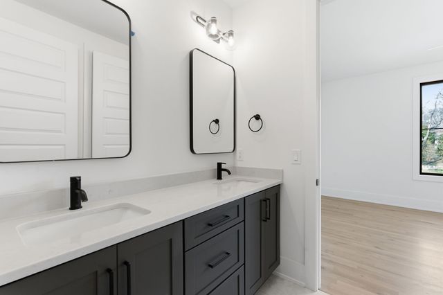 1523 Graybar Ln, Nashville, TN 37215