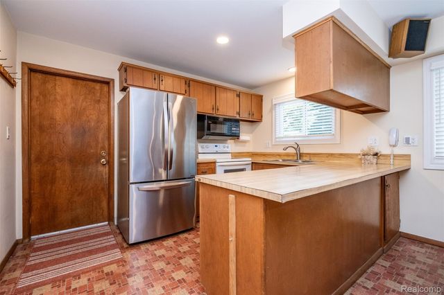 30180 Northgate Drive, Southfield, MI 48076