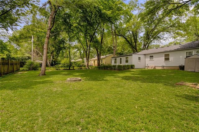 5723 W 70th Street, Overland Park, KS 66204