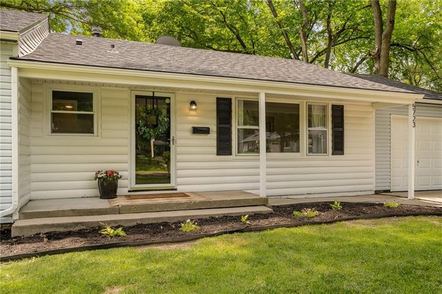 5723 W 70th Street, Overland Park, KS 66204