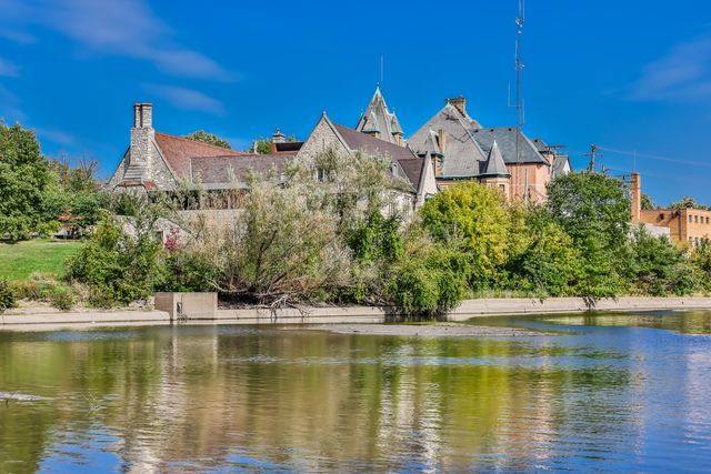 514 Uvedale Road, Riverside, IL 60546