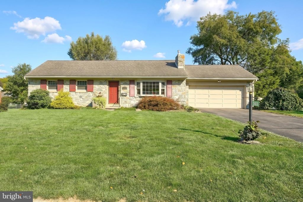 Image 2 of property listing at 303 ROLLING TER, Leola, PA 17540